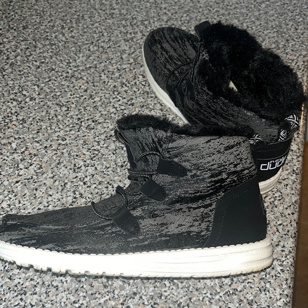 Hey Dude Womens 8 high top shoe